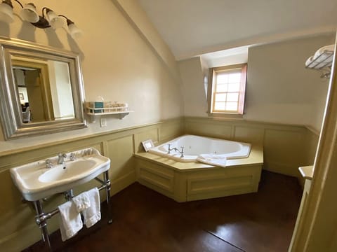 Superior Room, 1 King Bed | Private spa tub