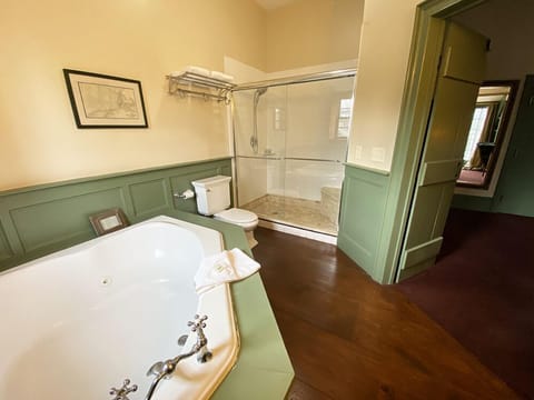 Superior Room, 1 King Bed | Bathroom | Shower, hair dryer, towels