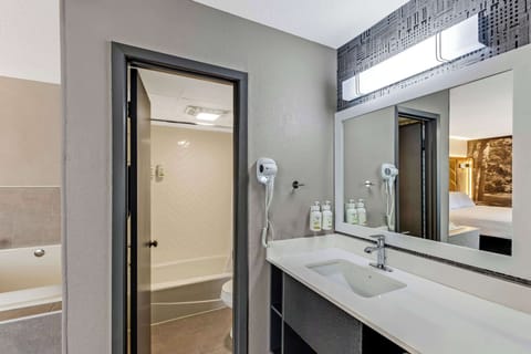 Suite, 1 King Bed, Non Smoking, Jetted Tub | Bathroom | Free toiletries, hair dryer, towels