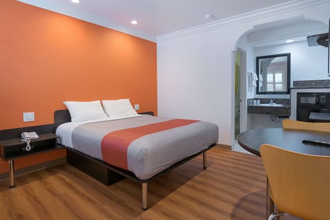 Deluxe Room, 1 Queen Bed, Non Smoking, Refrigerator & Microwave | Desk, free WiFi, bed sheets