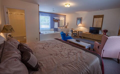 Room, 1 King Bed, Jetted Tub | Iron/ironing board, free WiFi