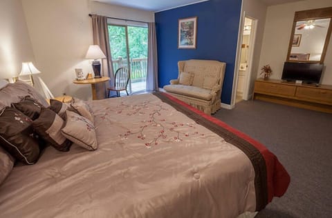 Room, 1 King Bed, Jetted Tub | Blackout drapes, iron/ironing board, free WiFi, bed sheets