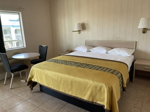 Standard Room, 1 King Bed, Non Smoking | Premium bedding, free WiFi, bed sheets, wheelchair access