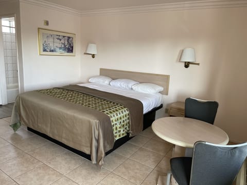 Standard Room, 1 King Bed, Smoking | Premium bedding, free WiFi, bed sheets, wheelchair access