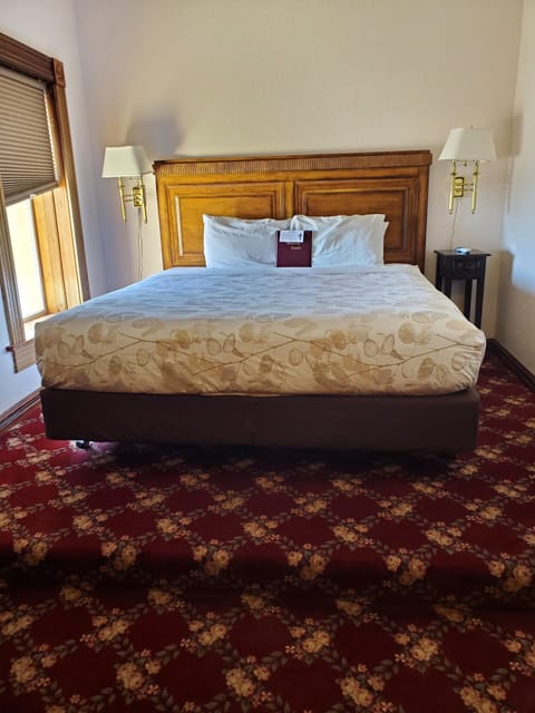 Deluxe Suite, 1 King Bed, Ocean View | Iron/ironing board, free WiFi, bed sheets