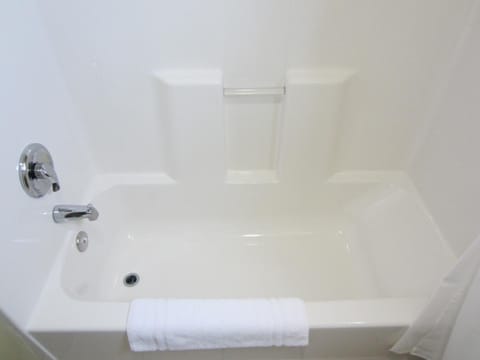 Bathtub, free toiletries, hair dryer, towels