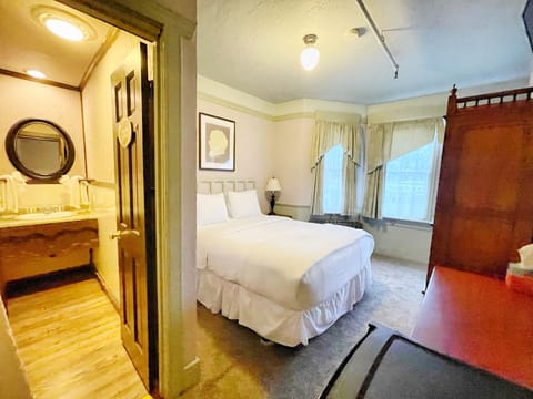 Standard Room, 1 Queen Bed, Private Bathroom | Bathroom | Shower, towels