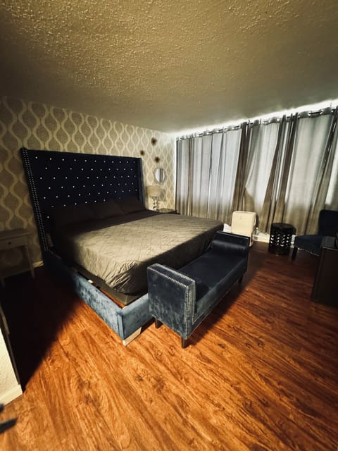 Standard Single Room, 1 King Bed | Individually decorated, desk, blackout drapes, free WiFi