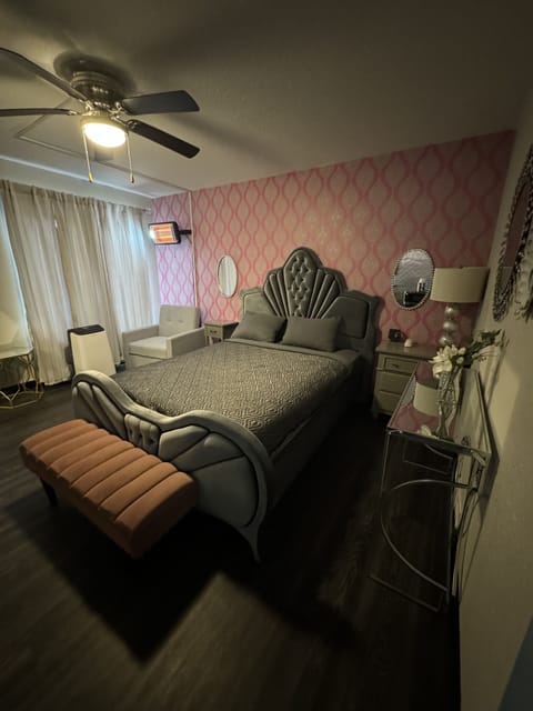 Standard Single Room, 1 King Bed | Individually decorated, desk, blackout drapes, free WiFi
