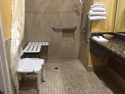 Bathtub, free toiletries, towels