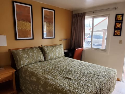 Standard Room, 1 Queen Bed | Free WiFi, bed sheets