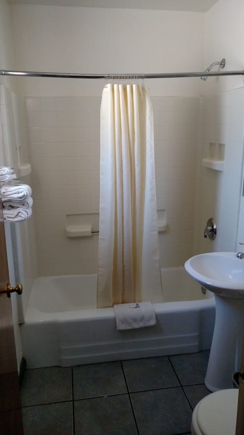 Standard Room, 1 King Bed | Bathroom | Combined shower/tub, towels
