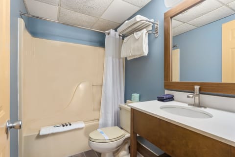 Partial Ocean View, Single Room, 1 Queen Bed | Bathroom | Combined shower/tub, hair dryer, towels
