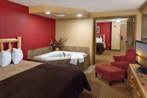 Deluxe Suite, 1 King Bed | Deep soaking bathtub