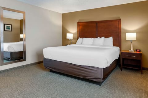 Suite, 1 King Bed, Non Smoking | Premium bedding, pillowtop beds, in-room safe, desk