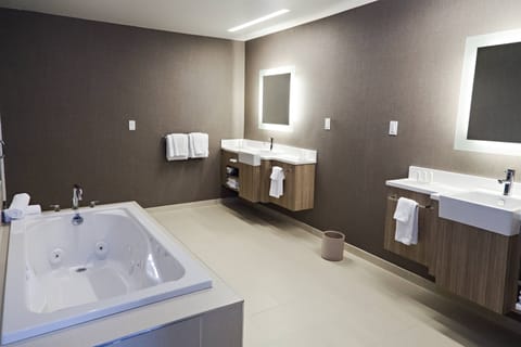 Studio, Multiple Beds | Bathroom | Free toiletries, hair dryer, towels