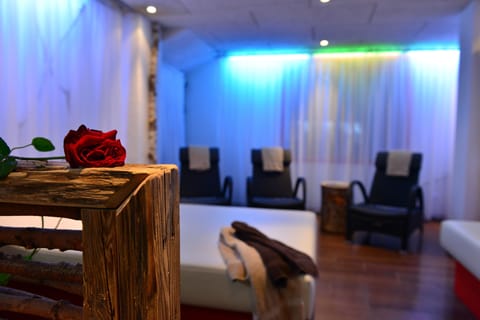 Couples treatment rooms, sauna, body treatments, body wraps, body scrubs