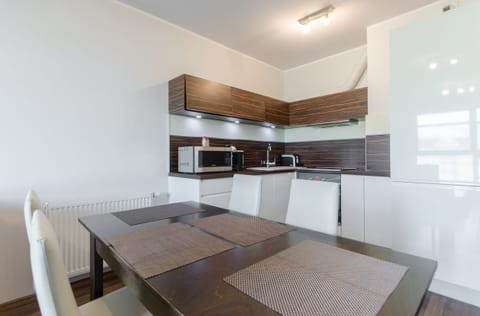 Apartment, 1 Bedroom, Kitchenette (4 people) | In-room dining