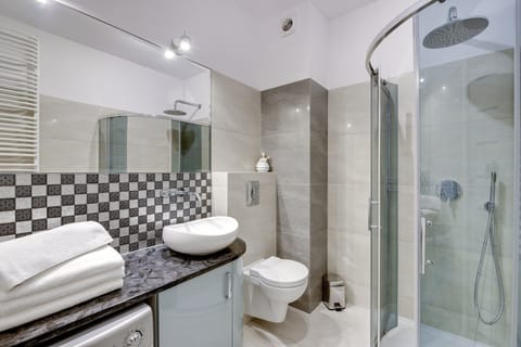 Executive Apartment, 1 Bedroom, Balcony (4 adults) | Bathroom | Free toiletries, hair dryer, towels, soap