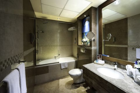 Combined shower/tub, deep soaking tub, rainfall showerhead