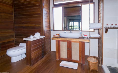 Bay View Family Suite | Bathroom shower