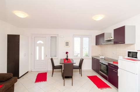 Comfort Studio, Terrace | Private kitchenette | Fridge, microwave, oven, stovetop