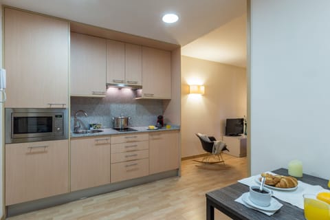 Studio (4 People) | Private kitchen | Fridge, microwave, stovetop, dishwasher