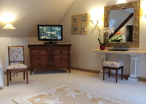 Luxury Double Room | Living area | Flat-screen TV