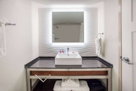 Combined shower/tub, free toiletries, hair dryer, towels