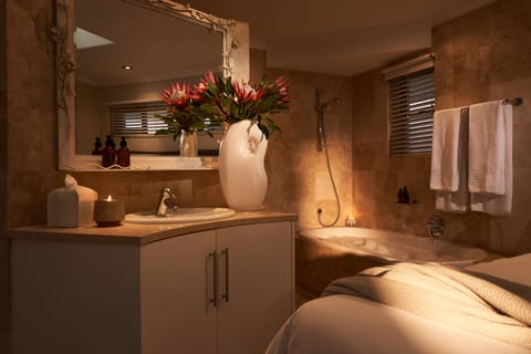 Room, 1 Bedroom | Bathroom | Separate tub and shower, deep soaking tub, free toiletries, hair dryer