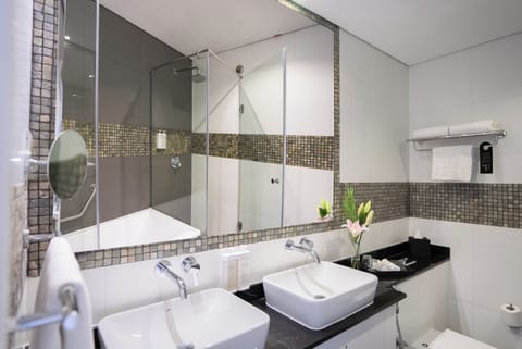 Club Grand Suite | Bathroom | Deep soaking tub, eco-friendly toiletries, hair dryer, bathrobes