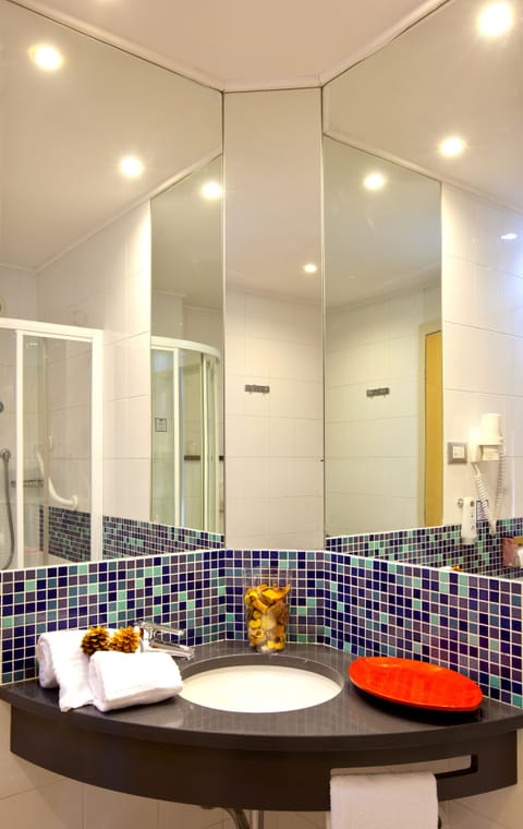 Shower, free toiletries, hair dryer, bidet