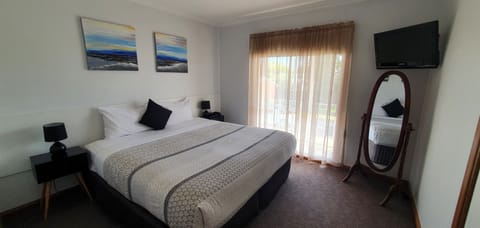Family Room, 3 Bedrooms | Premium bedding, laptop workspace, iron/ironing board, free WiFi