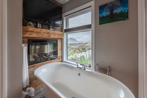 Suite, 1 Queen Bed, Fireplace | Jetted tub