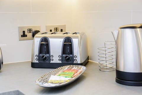 Apartment, 1 Bedroom | Private kitchen | Full-size fridge, microwave, coffee/tea maker, cookware/dishes/utensils