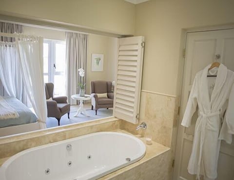 Honeymoon Suite | Deep soaking bathtub