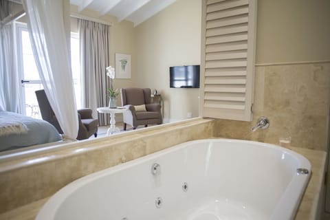 Honeymoon Suite | Deep soaking bathtub