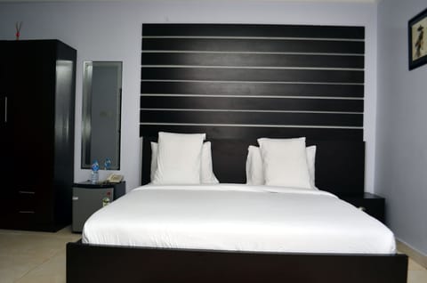 Deluxe Room | Bathroom | Shower, free toiletries, slippers, towels