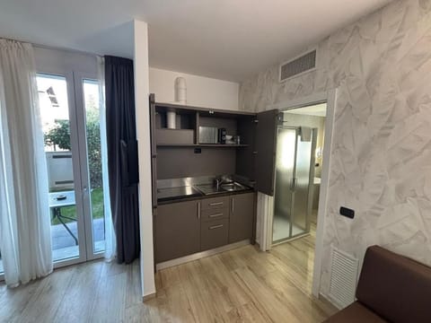 Premium bedding, down comforters, in-room safe, desk