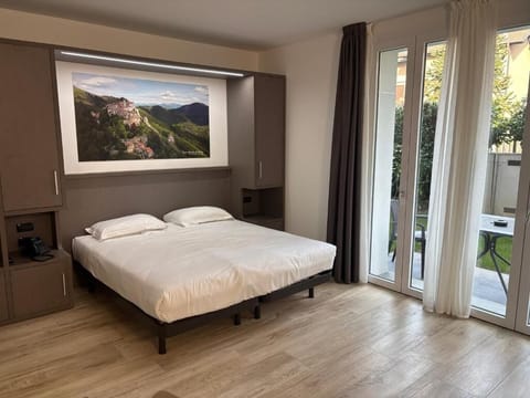 Premium bedding, down comforters, in-room safe, desk