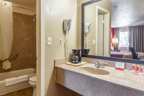 Standard Room, 2 Double Beds, Non Smoking | Bathroom | Hair dryer, towels