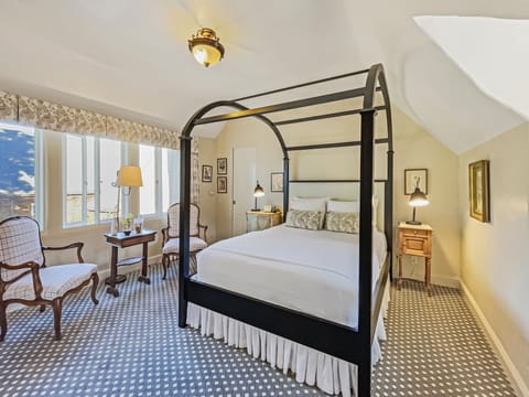 Standard Room, 1 Queen Bed, Courtyard Area | Premium bedding, minibar, in-room safe, blackout drapes