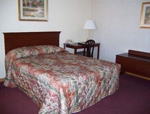 Luxury Suite, 1 King Bed, Jetted Tub | Iron/ironing board, free WiFi, bed sheets