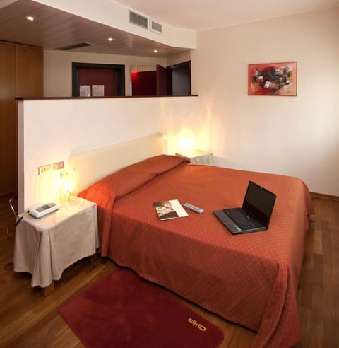Standard Double or Twin Room | Minibar, in-room safe, desk, free WiFi
