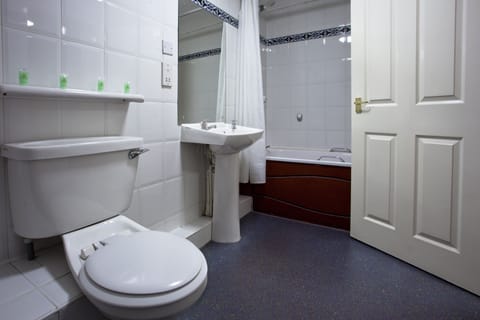 Standard Twin Room | Bathroom | Shower, hair dryer, towels