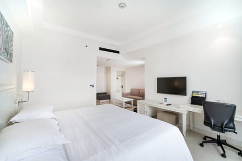 Room, 1 King Bed with Sofa bed, Smoking, Corner | 1 bedroom, Egyptian cotton sheets, premium bedding, minibar