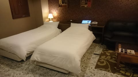 (33sqm) Deluxe Twin Room | Free WiFi, bed sheets