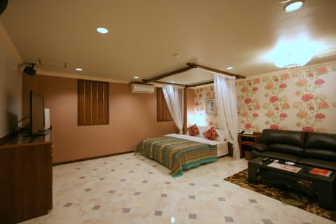 (33sqm) Deluxe Double Room | Free WiFi, bed sheets