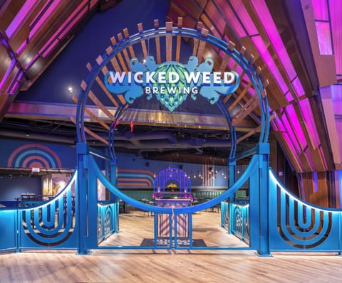 10 restaurants, breakfast, lunch, dinner served; Italian cuisine