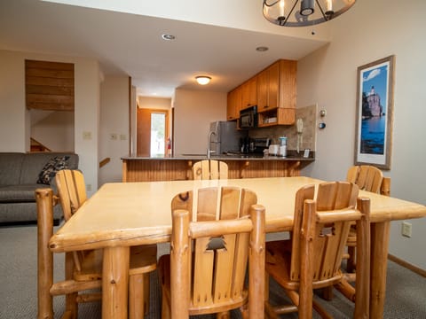 Superior Townhome, 3 Bedrooms | Dining room